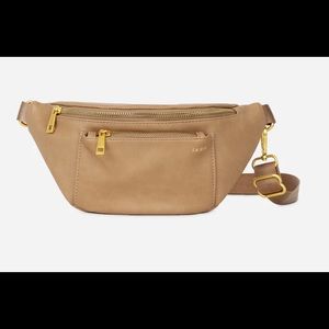 In like new condition Fawn Design Fawny Pack.